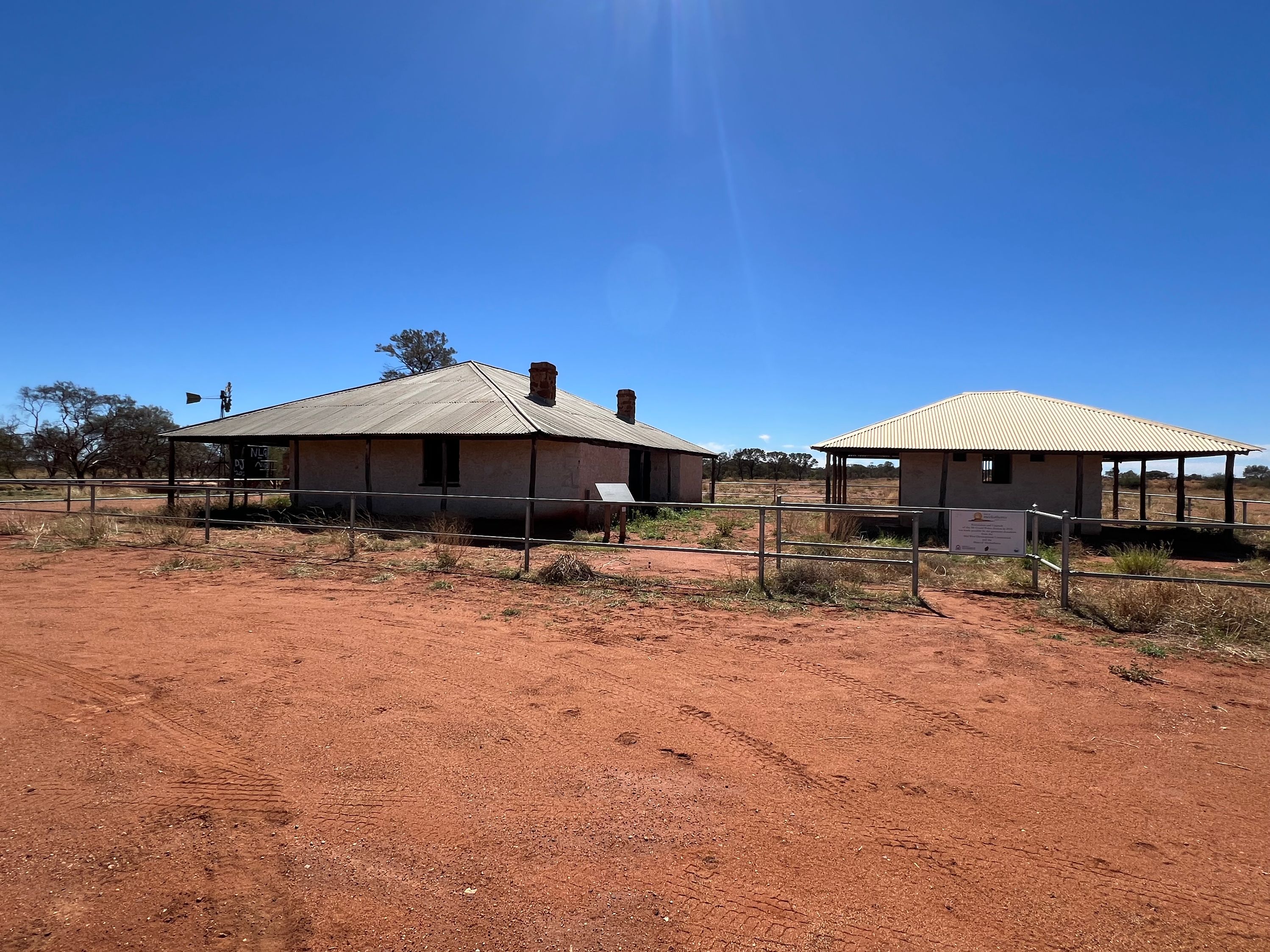 Gould lockup on the Meekatharra/Carnarvon road トップページ