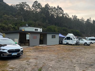 Café et camping à Round Hill